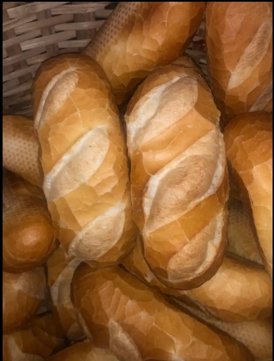 Bánh mì không - 5.000 ₫ tại Bánh Mì Heo Quay Tuyền Ký - Lạc Long Quân
