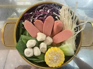 Hình ảnh Mỳ cay xúc xích chả cá - nấu chín