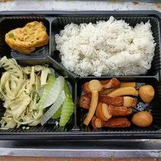 Hình ảnh Cơm thịt kho tàu - trứng cuộn hành