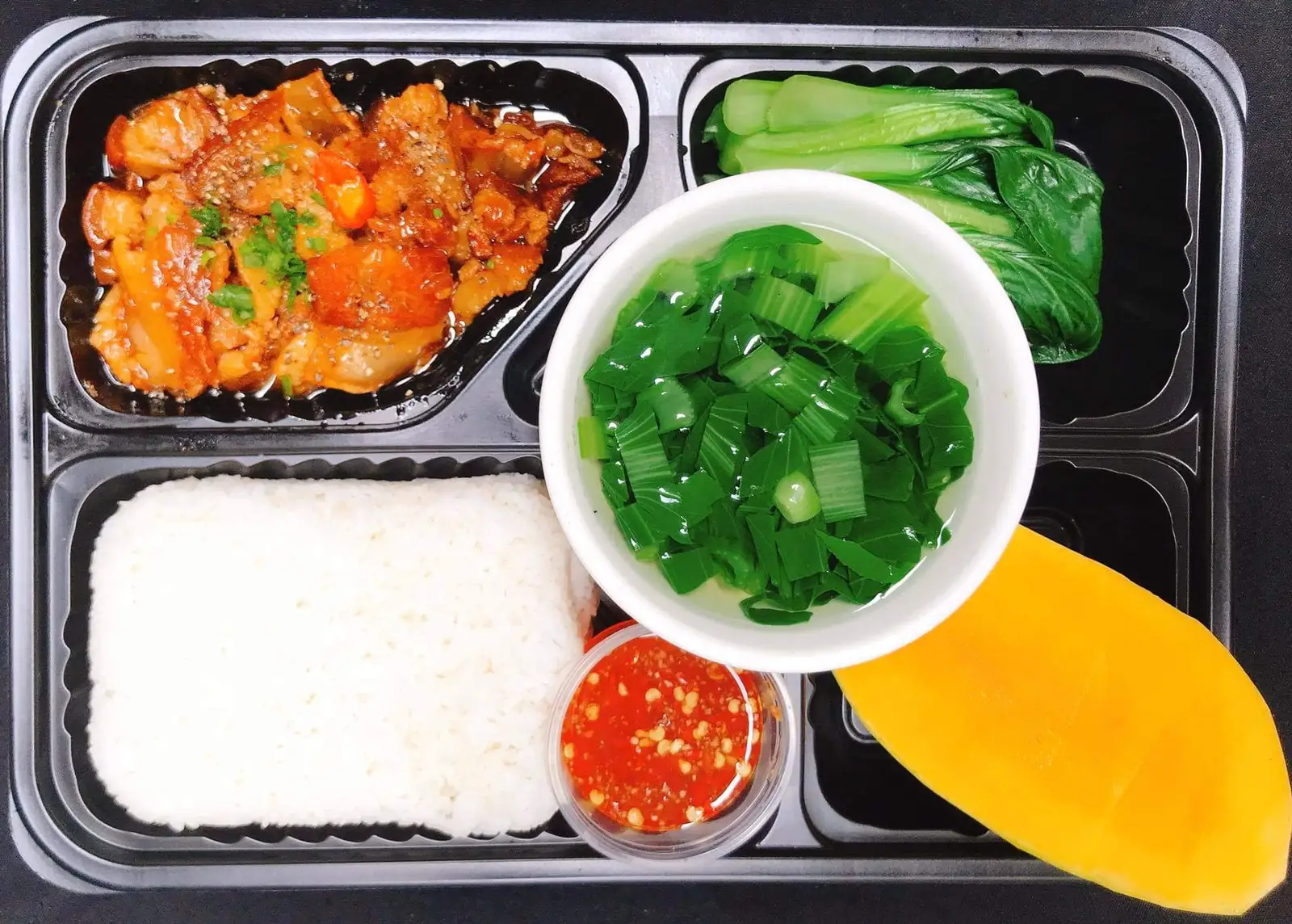 Combo 14 : Combo cơm ba chỉ cháy cạnh (kèm canh, rau, trái cây tráng miệng) - 72.000 ₫ tại Cơm Niêu Phương Bắc - Võ Oanh