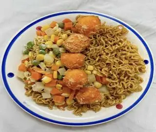 Hình ảnh Mì trộn viên hải sản phô mai