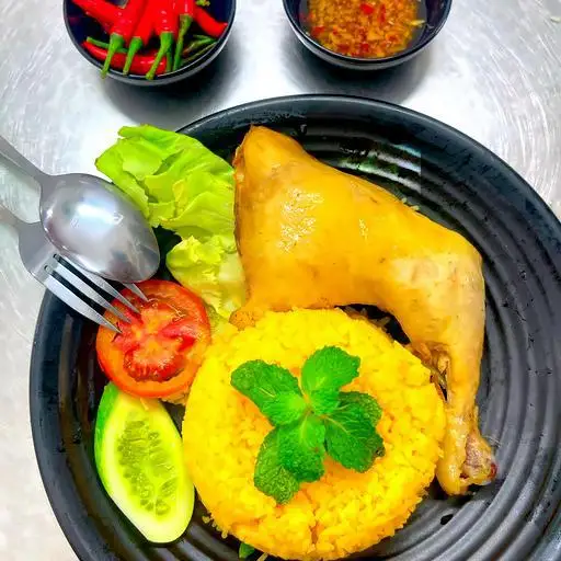 Cơm gà hấp muối (vừa)  - 55.000 ₫ tại Cơm Gà Xối Mỡ Đông Phát - Phạm Nhử Tăng