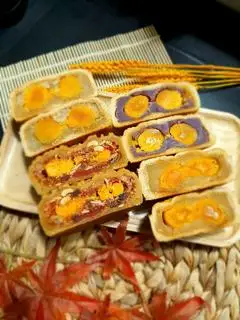 Bánh Trung Thu Nhân Ngọt 2 trứng - 96.000 ₫ tại Quyên Thỏ Cake - Bánh Ngọt & Ăn Vặt - Nguyễn Văn Luông