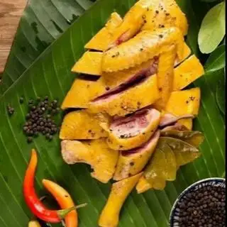 Hình ảnh Nửa con luộc - 1 hộp sốt chấm