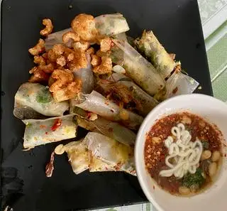 Hình ảnh bánh tráng phơi sương cuộn mỡ hành