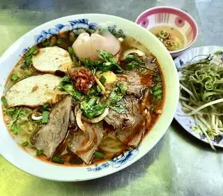 Bún bò Huế đầy đủ - 68.000 ₫ tại Cơm Gà & Mì Trộn Huỳnh Như - Bùi Tư Toàn