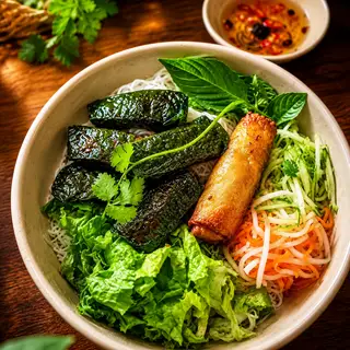 Bún bò lá lốt chả giò - 55.000 ₫ tại Bún - Cơm Thịt Nướng & Trà Trái Cây - ALLEY 399 - Nguyễn Đình Chiểu