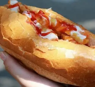 Hình ảnh Bánh mì xúc xích nem