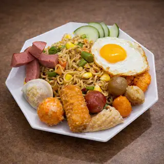 Hình ảnh Mì trộn thập cẩm đặc biệt (có trứng+nem chua rán)