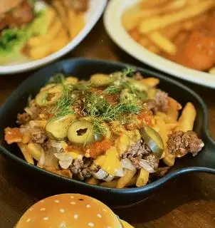Khoai tây phủ bò phô mai - 95.000 ₫ tại Shake The Bun Burger - Huỳnh Văn Bánh