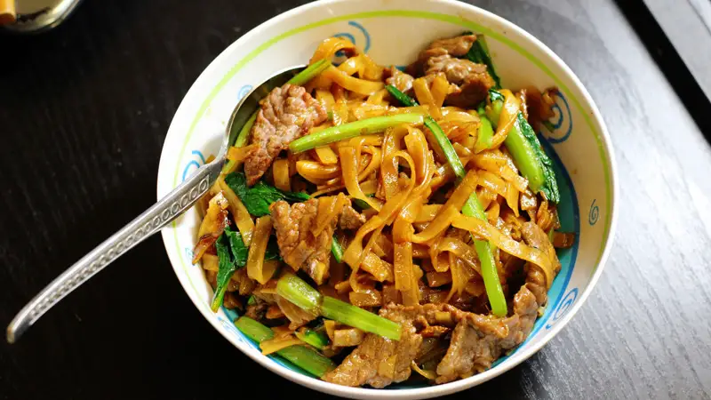 Mì Sợi Phở Xào Bò - 60.000 ₫ tại Tiệm Ăn No Nê - Chân Gà, Xiên Que & Tré Trộn - Dương Bá Trạc