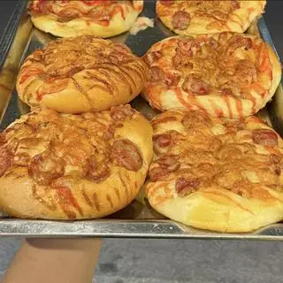bánh pizza xúc xích phomai - 40.000 ₫ tại Bánh Kem Hưng Phát - Huỳnh Văn Bánh