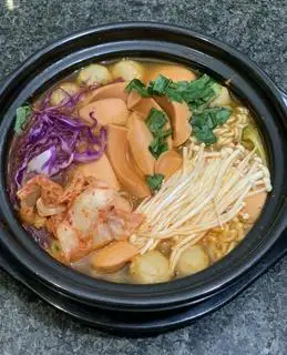 Hình ảnh Mì cay kim chi xúc xích - cá viên