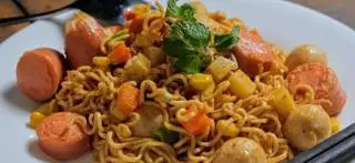Hình ảnh Mỳ koreno thập cẩm + coca 