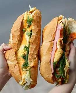 Hình ảnh Bánh mì xúc xích trứng