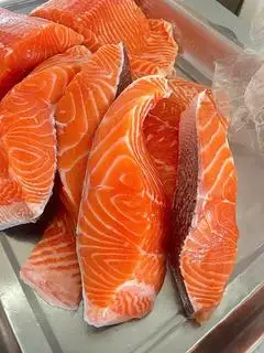 Hình ảnh Cháo cá hồi sốt gấc mix rong biển