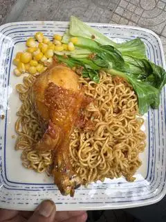 Hình ảnh mì trộn indomie đùi gà sối mỡ