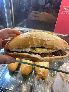 Hình ảnh Bánh mì thịt nướng + Ốp La 