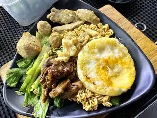Mì trộn thập cẩm sốt tomyum - 65.000 ₫ tại Ah Food Mì Trộn Tóp Mỡ & Ăn Vặt Trà Sữa - Phạm Thế Hiển