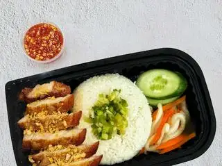 Hình ảnh Cơm Ba Rọi Rút Sườn Mắm Tỏi