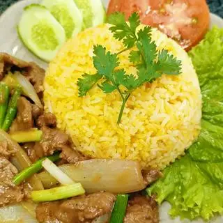 Cơm bò xào củ hành + trứng ốp la  - 48.000 ₫ tại Sinh Viên Quán - Cơm Gà Xối Mỡ & Ăn Vặt - Đặng Thùy Trâm