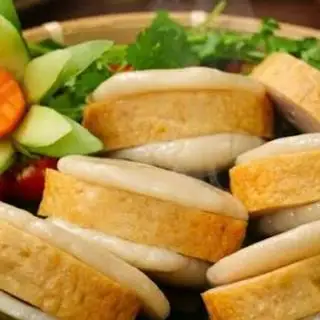 Hình ảnh bánh dày kẹp chả chiên lớn