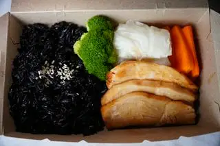 Hình ảnh Cơm Gạo Lứt Ức Gà Sốt Teriyaki