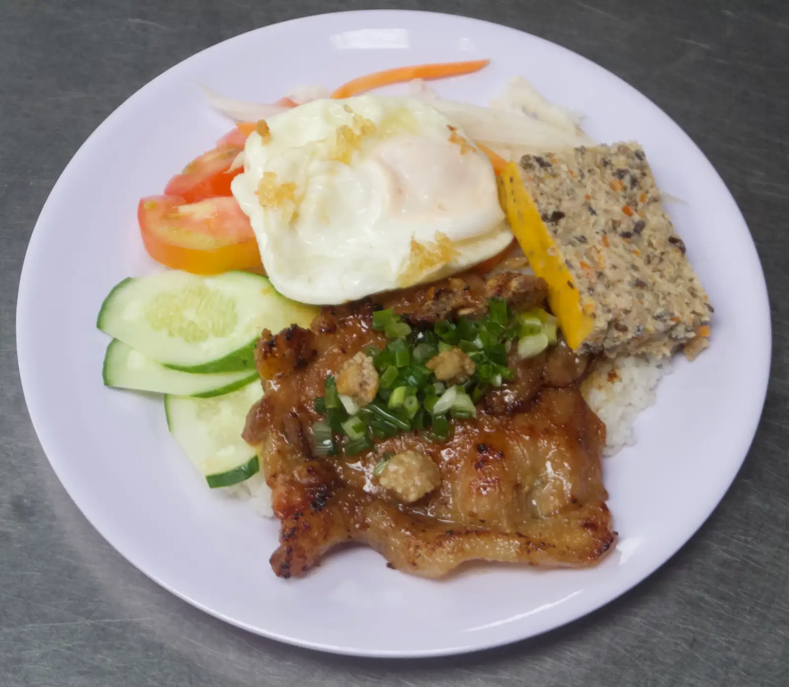 Hình ảnh Cơm sườn chả trứng ốp la
