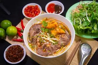 Bún bò tái nạm cua - 55.000 ₫ tại Bún Bò Huế O Châu - Lê Trọng Tấn