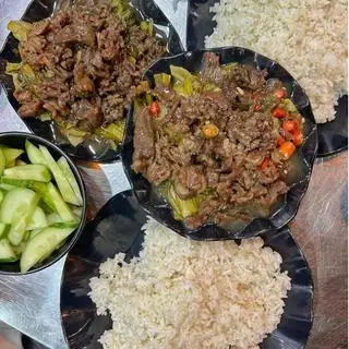 Hình ảnh Cơm Trắng Sốt Bò xào dưa