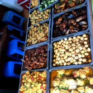 Hình ảnh Cơm Chả Cuộn Sả, Cá Sốt Chua Ngọt, gà rang gừng , Rau