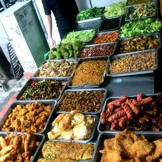 Hình ảnh Cơm Trứng Cuộn, Nem Hải Sản, Đùi Gà Chua Ngọt, Rau