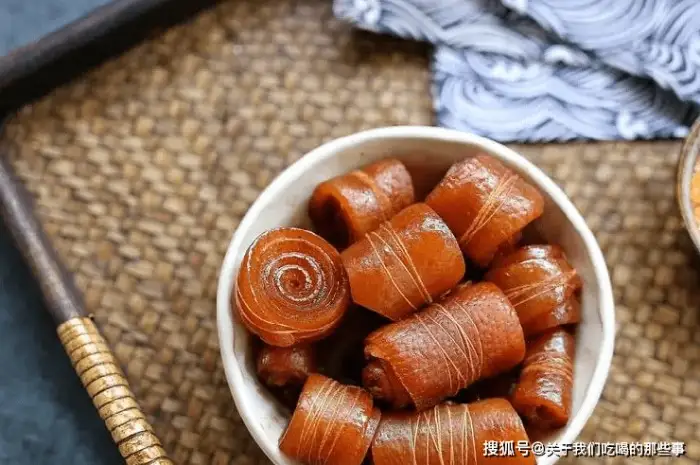 Da heo cuộn chỉ hầm - 45.000 ₫ tại Cơm Singapore Hey Lu Lu - Cách Mạng Tháng 8