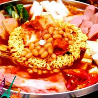 부대찌개 . Lẩu xúc xích+mì gói Hàn Quốc +cơm. +món ăn phụ - 500.000 ₫ tại Quán Ăn Hàn Quốc - Nguyễn Thị Minh Khai