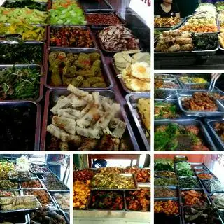 Hình ảnh Cơm thịt gà luộc  thịt luộc trứng rán
