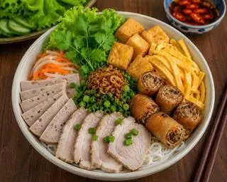 Bún nước tương thập cẩm - 61.400 ₫ tại MÊ CHANG- Bánh Mì Chảo, Bún Nước Tương & Bún Mắm Nêm - Đặng Thùy Trâm