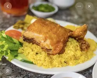 Hình ảnh cơm gà xối mỡ ức