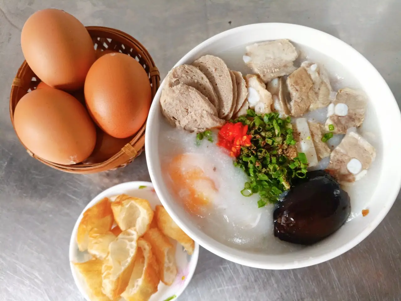 Cháo thập cẩm (sườn, trứng bắc thảo, bò viên, lòng đỏ gà) - 65.000 ₫ tại Cháo Sườn Cà Rốt - Cao Đạt