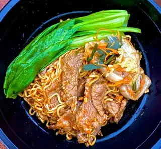 Mỳ trộn hàn quốc + bò - 47.000 ₫ tại Mì trộn và ăn vặt Hàn Quốc - Năm Bụi Quán