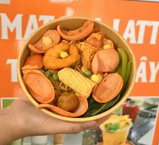 Hình ảnh Mỳ trộn Indomie xúc xích, viên chiên