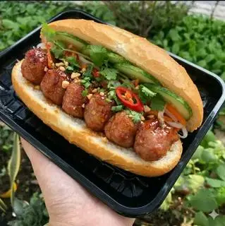 Hình ảnh Bánh Mì Nem Nướng sốt Đặt Biệt