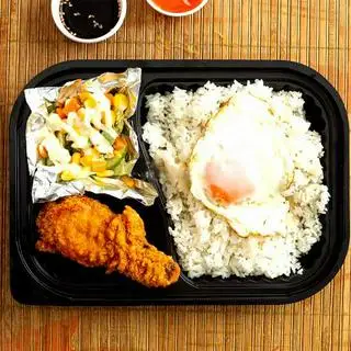 Hình ảnh Cơm gà kèm trứng ốp