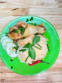 Hình ảnh Cơm gà chiên nước mắm đùi tỏi