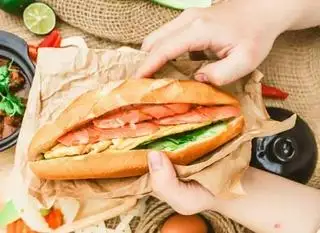 Hình ảnh Bánh Mỳ Trứng Xúc Xích