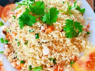 Cơm chiên hải sản - 79.000 ₫ tại Bếp Nhà Nguyên - 9L Cư Xá Phan Đăng Lưu 