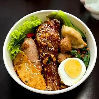 Hình ảnh Hủ tiếu/Mì trộn đặc biệt full topping ( No căng^^)