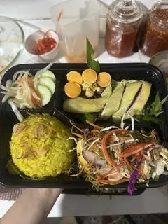 Hình ảnh Cơm gà đùi đặc biệt - trứng non