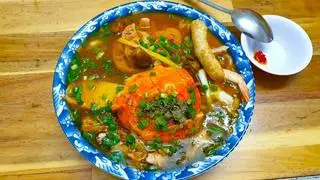 Banh canh chả cua trứng cút - 45.000 ₫ tại Bánh Canh Cua - Chị Hằng - Nguyễn Thế Truyện