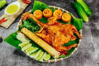 combo gà nướng mắm nhĩ + 1 cơm lam + 4 bánh bao  - 250.000 ₫ tại Gà Nướng Quỳnh Như - Cách Mạng Tháng 8