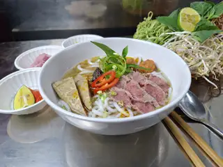 Hình ảnh Bún bò tái chả